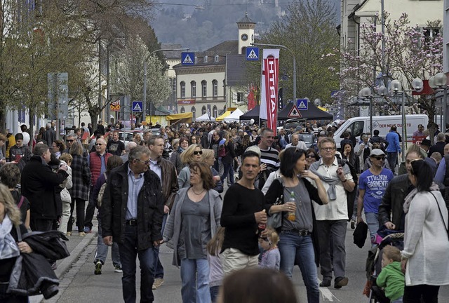 Tausende von Menschen flanierten am So...it verkaufsoffenem Sonntag zu erleben.  | Foto: Volker Mnch