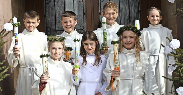 In Unadingen gingen Elisabeth Oschwald...tkommunikanten vom Rathaus zur Kirche.  | Foto: Christa Maier