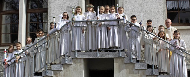 In Lffingen empfingen 26 Mdchen und ...er Leitung von Wolfgang Wilde umrahmt.  | Foto: Christa Maier