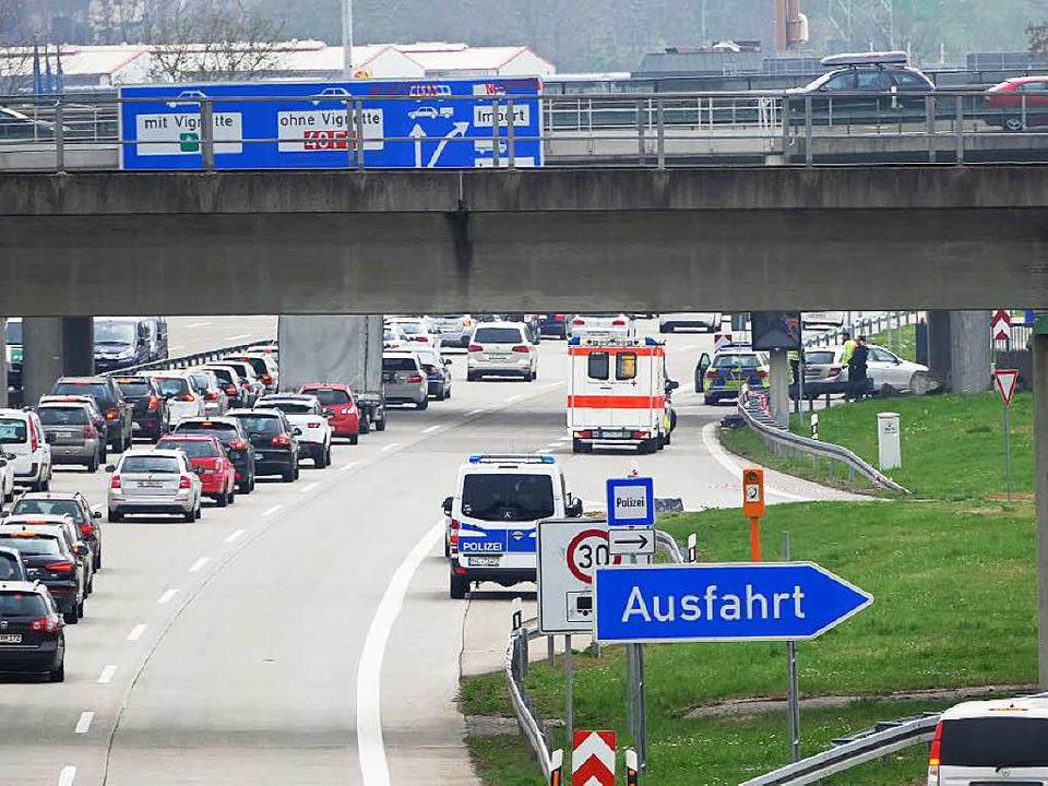 Die Sitzblockade auf der A5 bei Weil v...am Samstag einen kilometerlangen Stau.  | Foto: Michael Sesiani