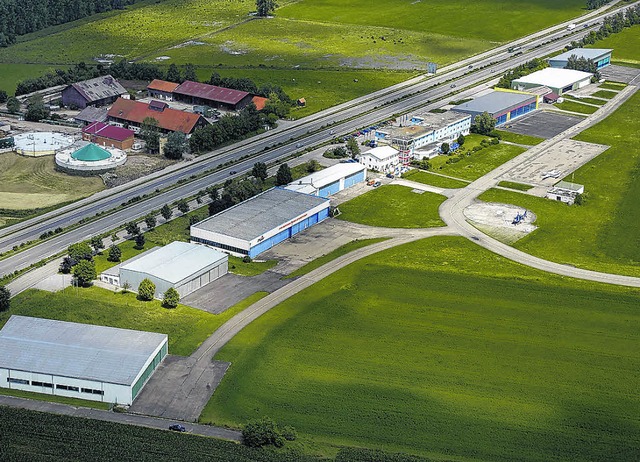 Richtung Norden (rechts auf dem Foto) ... Flugplatz unter Dach geparkt werden.   | Foto: Archiv