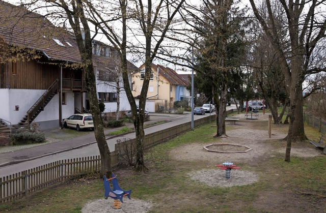 Auf dem Gelnde des Spielplatzes beim ...r mit 24 Wohneinheiten gebaut werden.   | Foto: rothermel