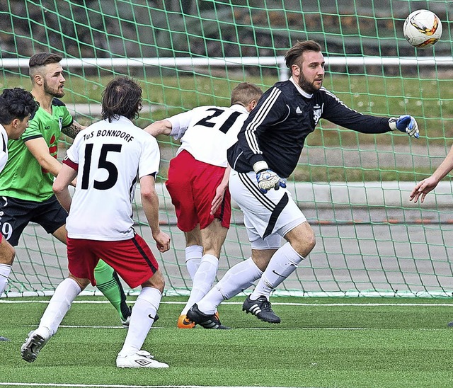 Bonndorfs Torhter Steffen Vesenmayer ...cherte seiner Mannschaft einen Punkt.   | Foto: Wolfgang Scheu