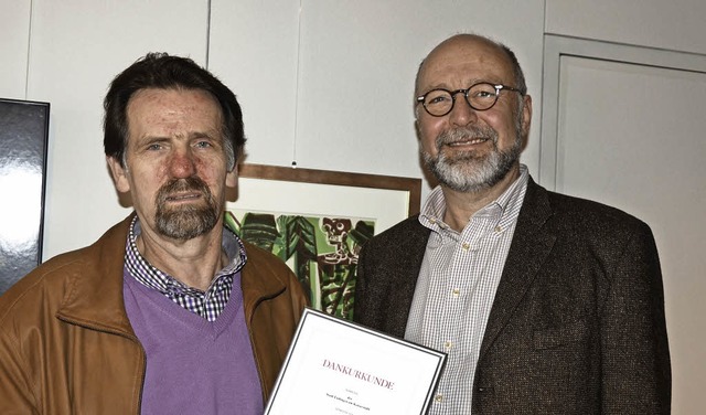 Endingen.  Brgermeister Schwarz (rech...um bei der Stadt Endingen berreicht.  | Foto: Roland Vitt