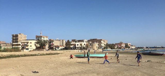 Schler bernehmen den Job auf dem Was...Szene am Strand von Borg El-Megheisil.  | Foto: Karim El-Gawhary/dpa