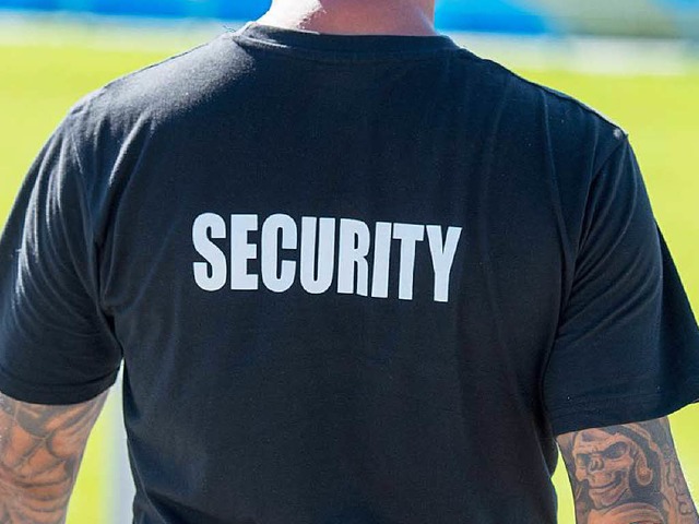 &#8217;Security&#8217; steht auf dem T...es Mannes von einem Sicherheitsdienst.  | Foto: dpa