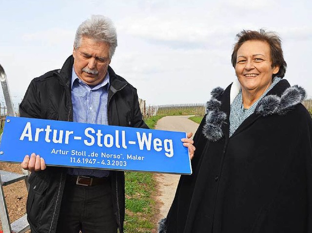 Ortsvorsteher Edmund Steinle und die Witwe von Artur Stoll, Petra Deeg-Stoll.  | Foto: Andrea Gallien