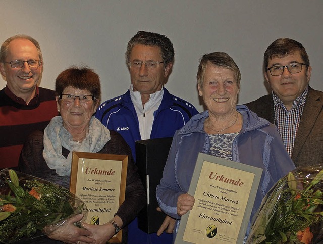 Marliese Sommer (links), Gnter Martin...gagement zu Ehrenmitgliedern ernannt.   | Foto: Barbara Rderer