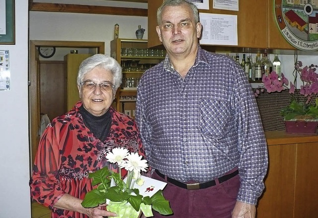 Die silberne Ehrennadel des Deutschen ...eit 25 Jahren Mitglied im Verein ist.   | Foto: Gertrud Rittner