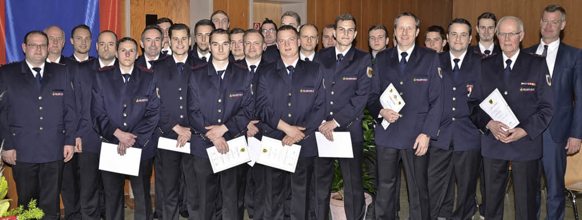 Zahlreiche Feuerwehrleute aus Breisach...tteilen wurden geehrt oder befördert.   | Foto: Hans-Jochen Voigt