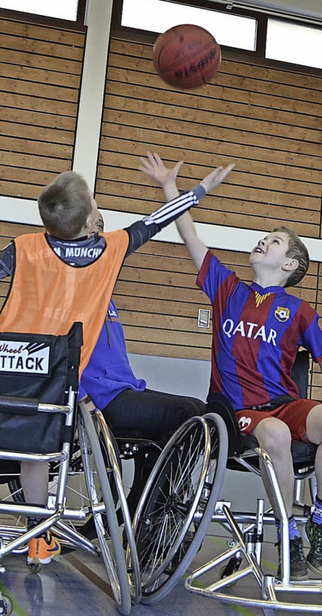 Rollstuhlbasketball knnen Menschen mit und ohne Behinderungen spielen.  | Foto: Felix Lieschke