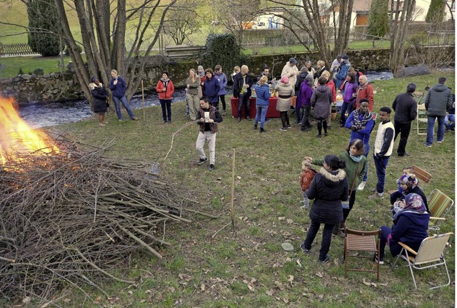 Gesprche am Feuer: Der Helferkreis Buchenbach hatte die Flchtlinge zu Gast.    | Foto: Brigitte Mauch-Weber