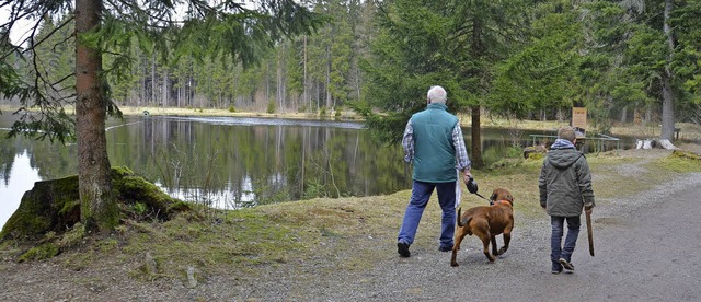 Spazierengehen am Eisweiher Titisee wi...tin Bettina Sttele im Frhjahr aus.    | Foto: Tanja bury