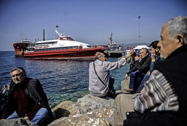 Eines der Schiffe mit Flchtlingen an ...ist im trkischen  Dikili angekommen.   | Foto: AFP