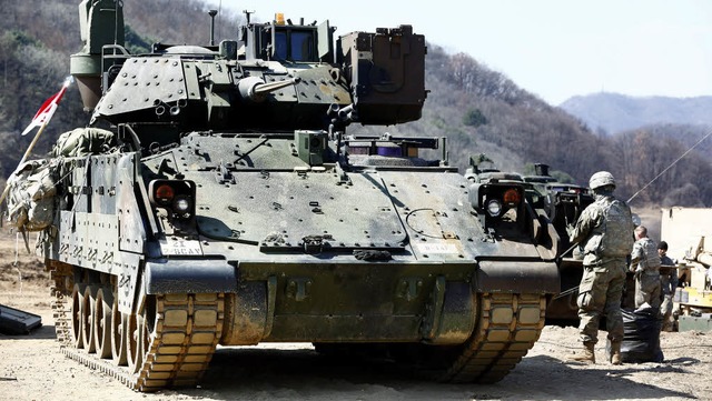 Teure Kampfmaschine: Panzer der US-Armee bei einer bung im Mrz in Sdkorea   | Foto: dpa