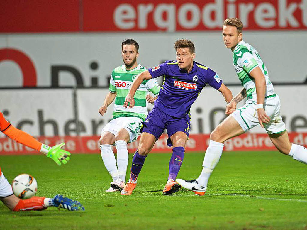 Blitzstart: Florian Niederlechner erzielt in der 2. Minute die 1:0-Fhrung...
