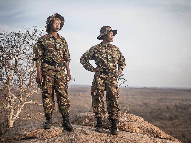 Zwei Mitglieder der Black Mambas halte... Naturreservat Ausschau nach Wilderen.  | Foto: bz
