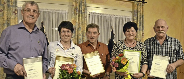 Fr 108 Jahre ehrenamtliches Engagemen...Roser, Ilse Vetter und Helmut Linden.   | Foto: Benedikt Sommer