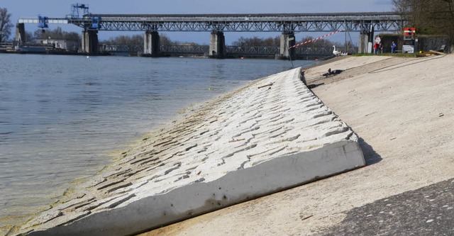 ber  aufgeraute Betonplatten soll der...tauwehr Mrkt aus dem Wasser steigen.   | Foto: Jochen Fillisch