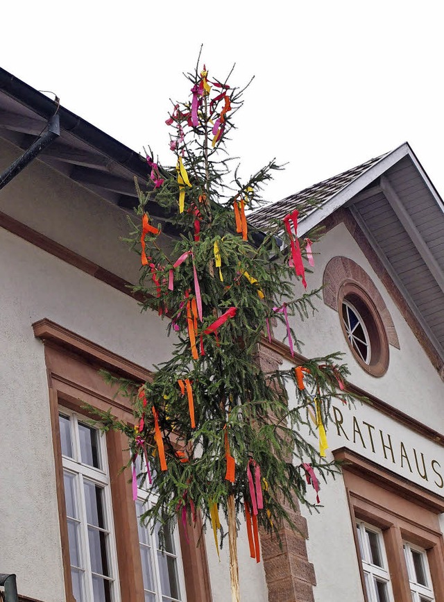 Einen Brgermeisterbaum haben Dieter T...or dem Hgelberger Rathaus aufgebaut.   | Foto: Gabriele Poppen