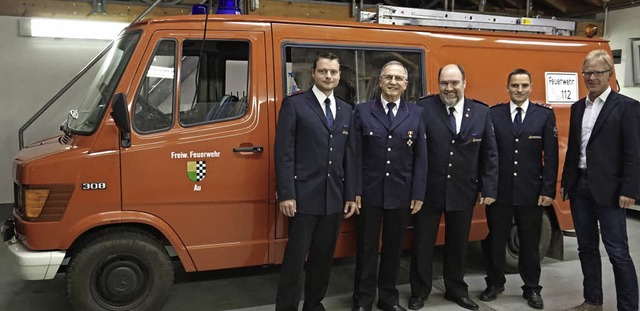 Starke Truppe vor altem Fahrzeug: Joha...inks) mit dem TSF aus dem Jahre 1981.   | Foto: Julius Steckmeister