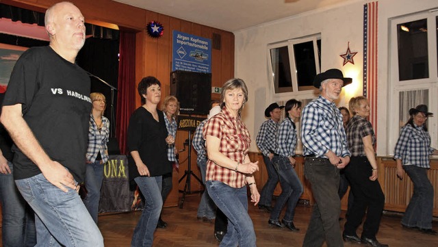 Voll war die Tanzflche immer in der C...ine-Dance tanzten durch im Thomasheim.  | Foto: Eva Korinth
