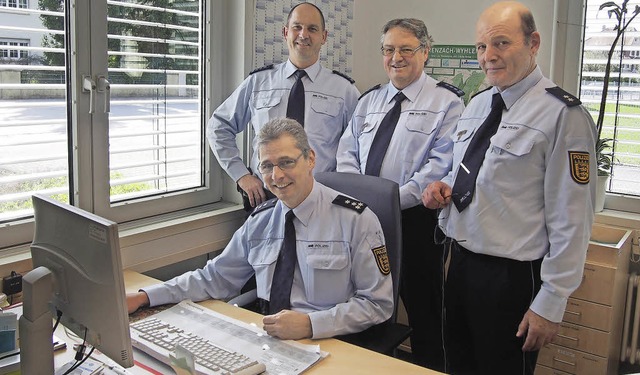 Die Polizeibeamten vom Polizeiposten G... mit Leiter Manfred Geiges (sitzend).   | Foto: Katharina Schiller