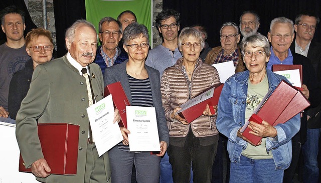 Der Deutsche Alpenverein Sektion Lrra...5, 40, 50 und 60 Jahre Mitgliedschaft.  | Foto: Paul Schleer