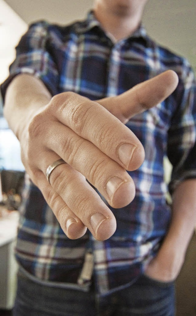 Der Handschlag gehrt zur hiesigen Kultur.   | Foto: Andrea Warnecke (dpa)