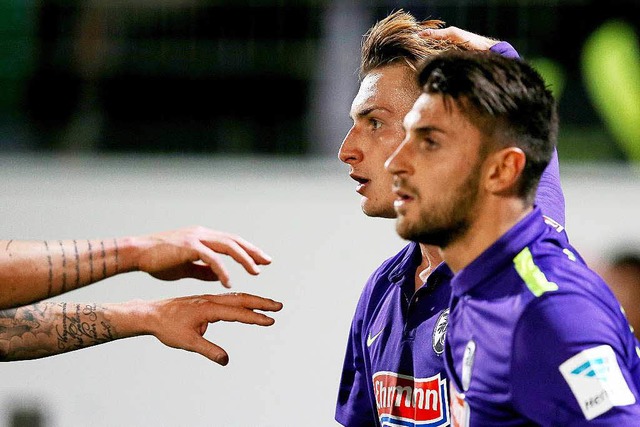 Drei Punkte und Schwamm drber: Maxi Philipp und Vincenzo Grifo  | Foto: dpa