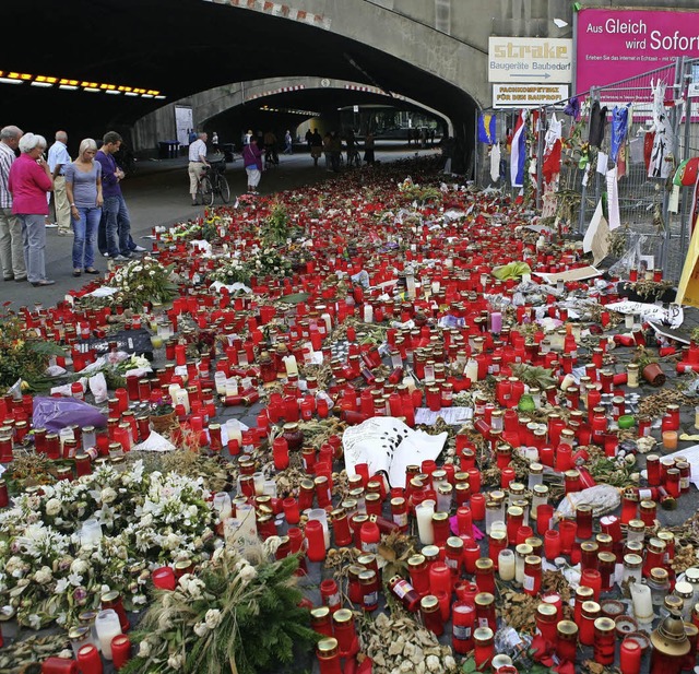 Ein Kerzenmeer, kurz nach dem Unglck  | Foto: AFP