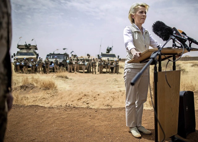 Verteidigungsministerin von der Leyen ...Castor in Mali zu deutschen Soldaten.   | Foto: dpa