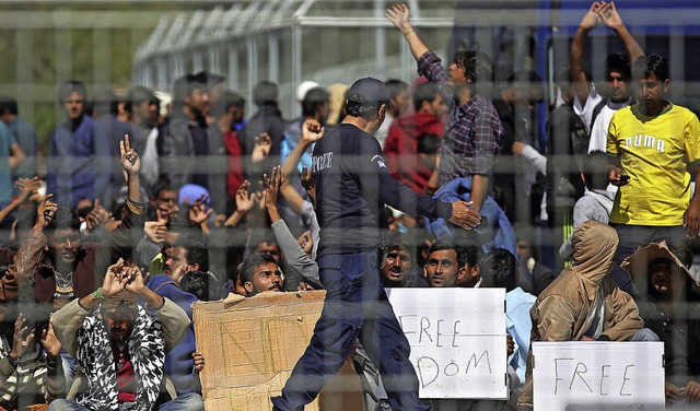 Afghanen und Pakistani protestieren in...gegen ihre Abschiebung in die Trkei.   | Foto: dpa