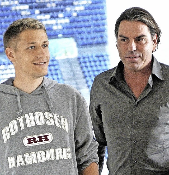 Dick im Geschft: Volker Struth (rechts) mit  HSV-Profi Ivo Ilicevic   | Foto: dpa