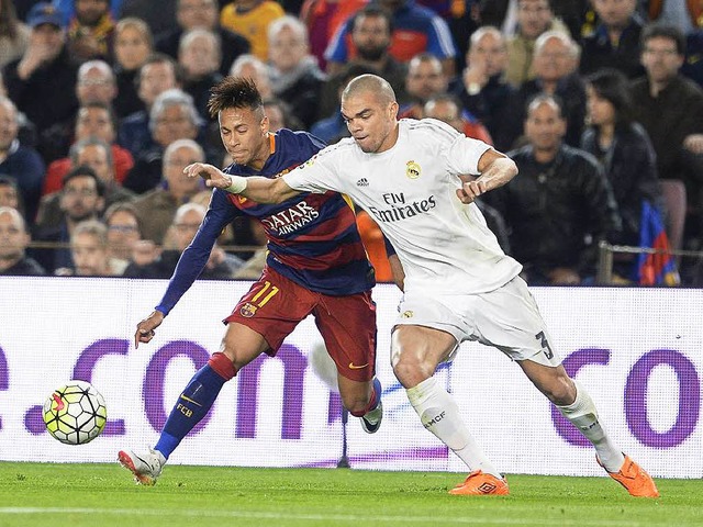 Auf Ancelottis Wunschzettel? Real-Vert...Pepe (rechts), hier mit Baras Neymar   | Foto: afp