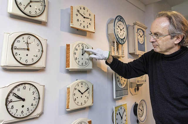 Debattenausstellung: Johannes Graf dreht an der Uhr.   | Foto: dpa/seeger