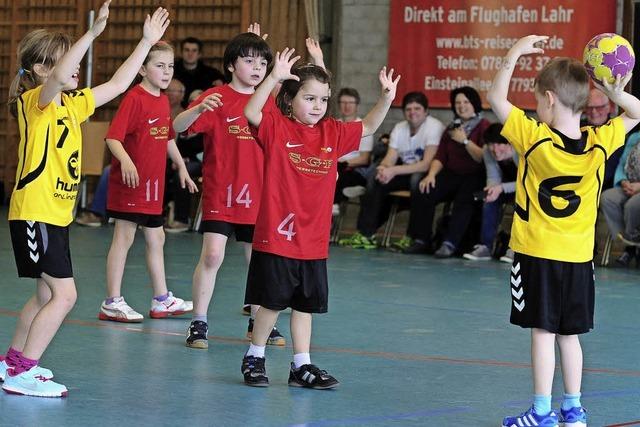 Minis sind eifrig am (Hand-)Ball