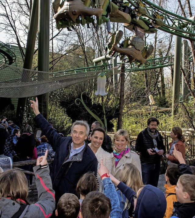 Jrgen Mack, Dsire Nosbusch und Maur...f die Fahrt mit &#8222;Arthur&#8220;.   | Foto: Europa-Park