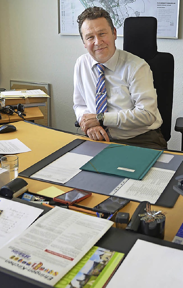 Philipp Schmid an seinem Schreibtisch im Rathaus Efringen-Kirchen 2015.   | Foto: Langelott