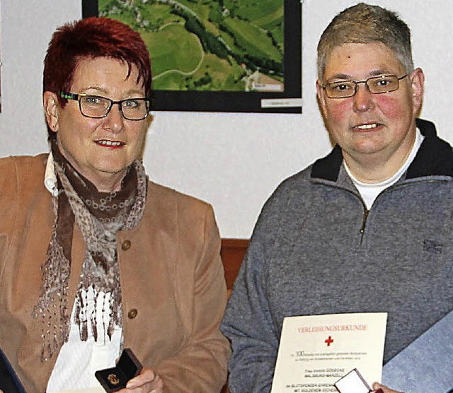 Brgermeister Gerd Schweinlin konnte G...rs treue Blutspenderinnen auszeichnen.  | Foto: Rolf-Dieter Kanmacher