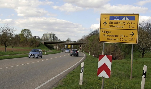 Noch zeigt das Autobahnschild auf Hhe...ndung von A 5 zur  B 33 ins Kinzigtal.  | Foto: Hubert Rderer