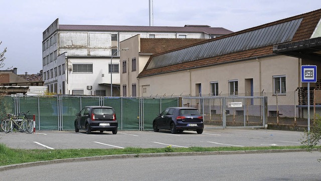 Der Neubau des Parkhauses in Brombach ...pltzen auf zwei Parkdecks entstehen.   | Foto: Paul Schleer