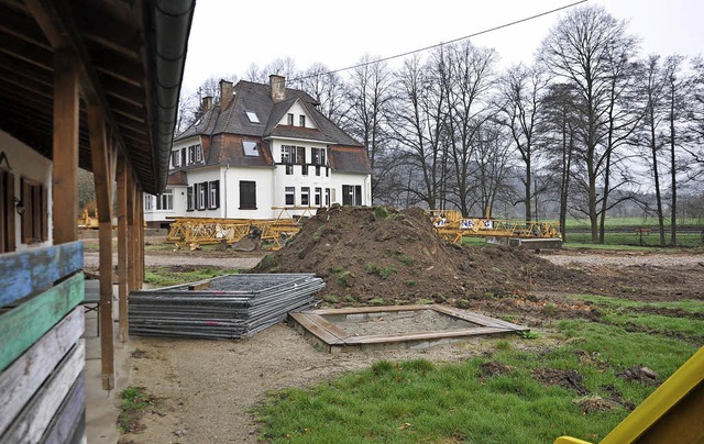 Im Moment ruhen offensichtlich die Bau...n rund um die alte Villa Dornrschen.   | Foto: Rainer Ruther