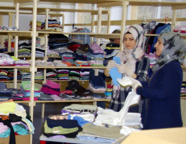 Asylsuchende helfen beim Sortieren der Kleidung in der flinger Kleiderkammer.   | Foto: Ilona Kunzelmann