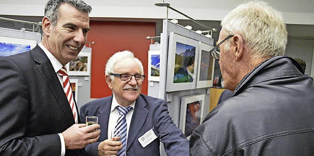 Stefan Bhler (links) von der Sparkass...ne Prsentation der Landschaftsbilder.  | Foto: Edgar Steinfelder