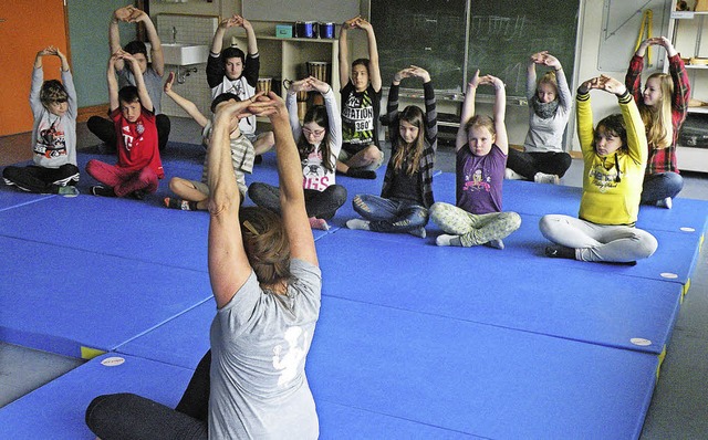 Yoga statt Mathe: Die Gesundheitswoche...n Todtmoos kommen bei den Kids gut an.  | Foto: Jrg Oehler 