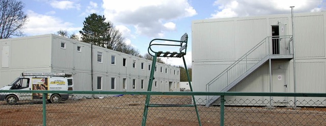 Endspurt auf dem frheren Tennisgelnd...rsten 60 Flchtlinge in die Container.  | Foto: Hubert Rderer