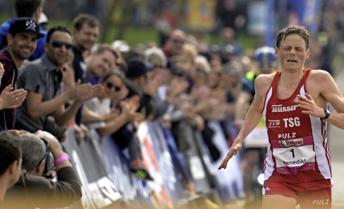 Augen zu beim Bad in der Menge: Benedi...n vor dem Ziel beim Freiburg-Marathon.  | Foto: patrick Seeger