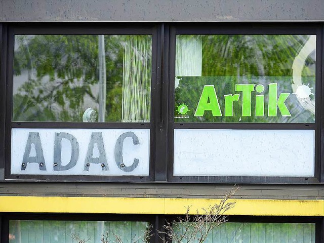 Ein Schild, aber keine Lsung: Das Artik zieht nicht ins ADAC-Gebude.  | Foto: Ingo Schneider