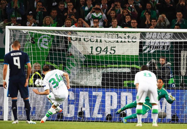 Wolfsburgs Rodriguez trifft vom Elfmeterpunkt.  | Foto: AFP